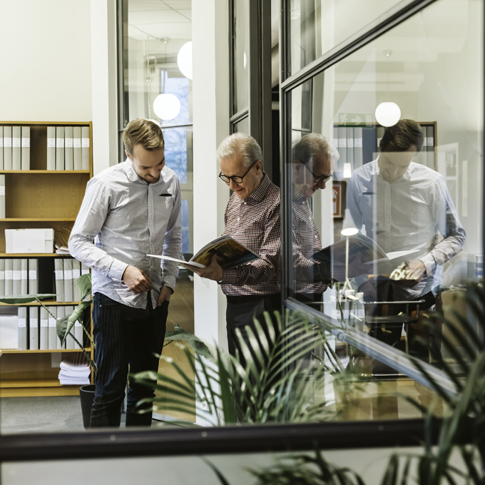 Hjalmar och Jan tittar i en tidning