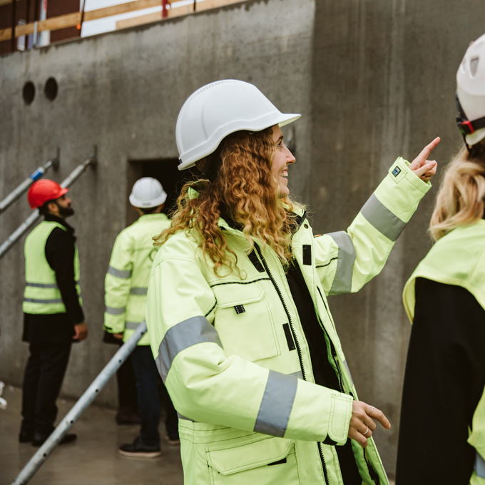 Klara i en reflexjacka på en byggarbetsplats