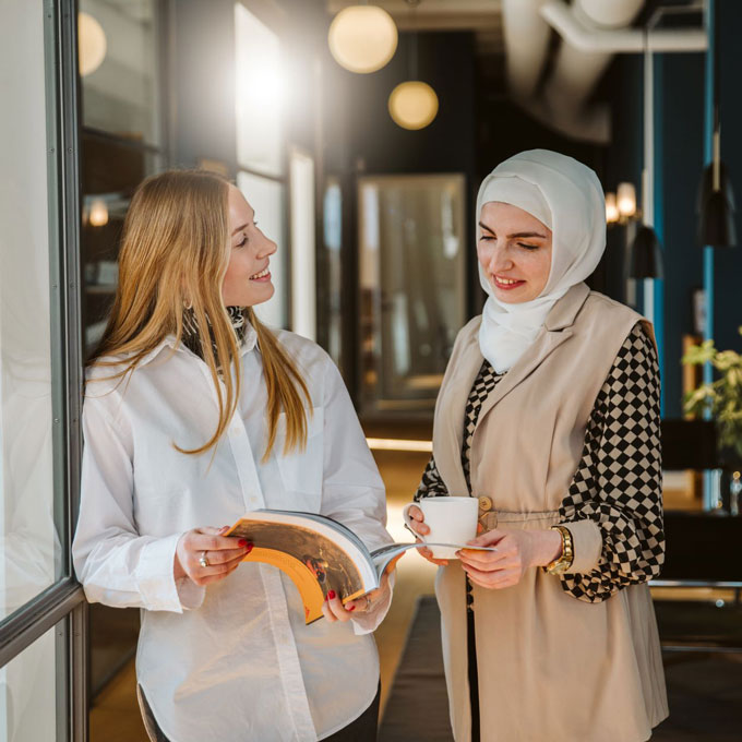 Två personer kollar i en bok